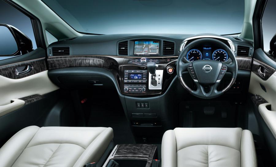 Торпедо Nissan Elgrand Highway Star White Leather Urban Chrome 2016 года  (фото 4 из 4)